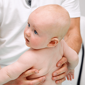 Bébé en traitement d'ostéopathie