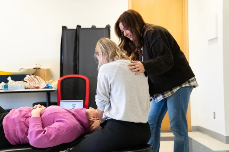 Étudier l’ostéopathie au Québec : ce que personne ne vous explique vraiment